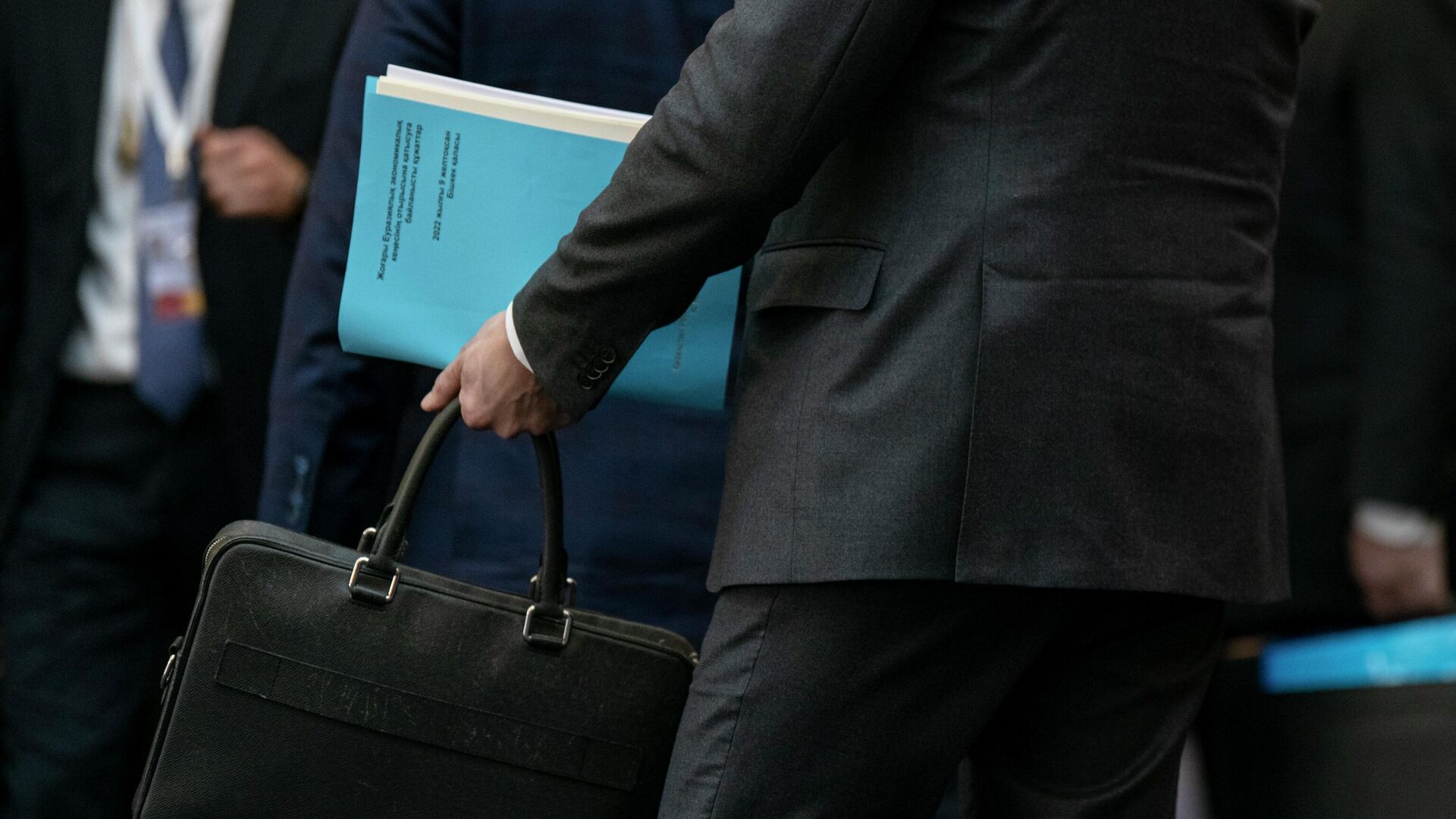 Портфель көтөргөн киши. Архив - Sputnik Кыргызстан, 1920, 17.02.2026