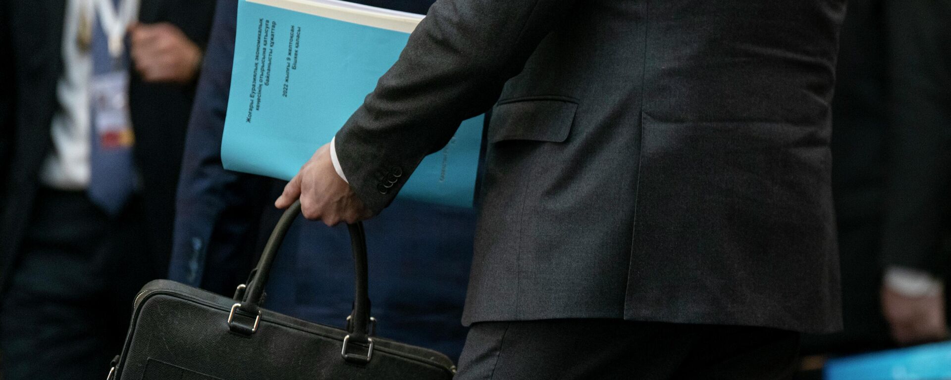 Портфель көтөргөн киши. Архив - Sputnik Кыргызстан, 1920, 17.02.2026