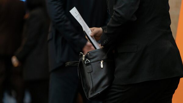 Мужчина в деловом костюме с портфелем. Иллюстративное фото - Sputnik Кыргызстан