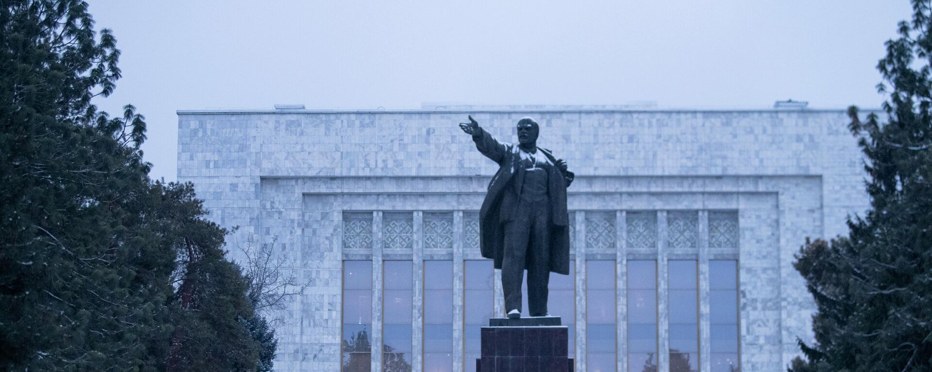 Статуя Владимира Ленина за Историческим музеем в Бишкеке. Архивное фото - Sputnik Кыргызстан, 1920, 19.02.2024