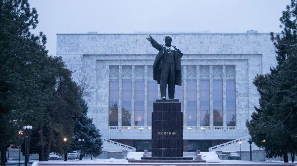 Статуя Владимира Ленина за Историческим музеем в Бишкеке. Архивное фото - Sputnik Кыргызстан