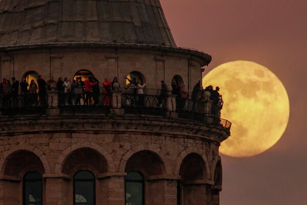 Последнее полнолуние года, известное как &quot;Холодная луна&quot;, за Галатской башней в Стамбуле (Турция) - Sputnik Кыргызстан