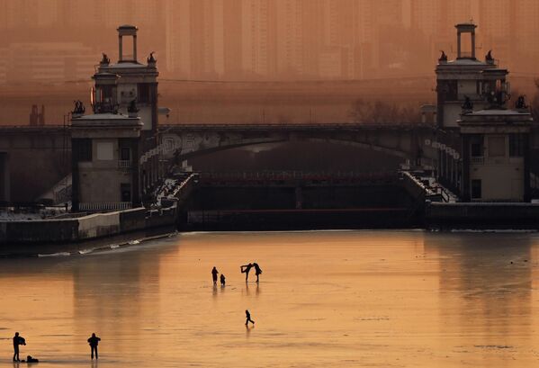Москва каналына муз тоңуп, жылгаяк тепкендердин майрамы келди - Sputnik Кыргызстан