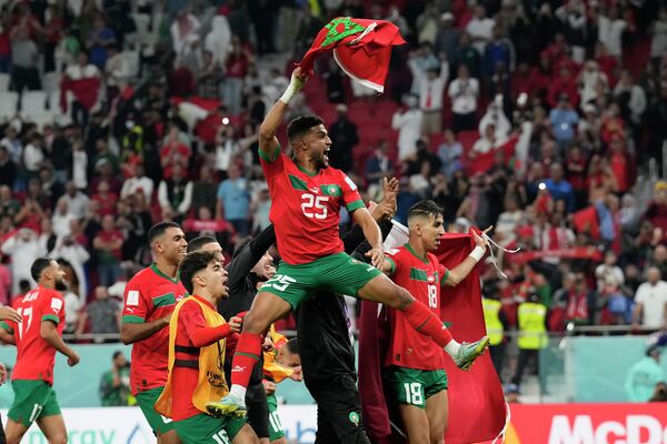 Сборная Марокко сенсационно победила команду Португалии со счетом 1:0 и вышла в полуфинал Чемпионата мира по футболу.  Это первая африканская команда в истории, пробившаяся в полуфинал ЧМ. В пяти матчах чемпионата марокканцы пропустили всего один гол, победили Испанию и Бельгию, сыграли вничью с Хорватией. - Sputnik Кыргызстан
