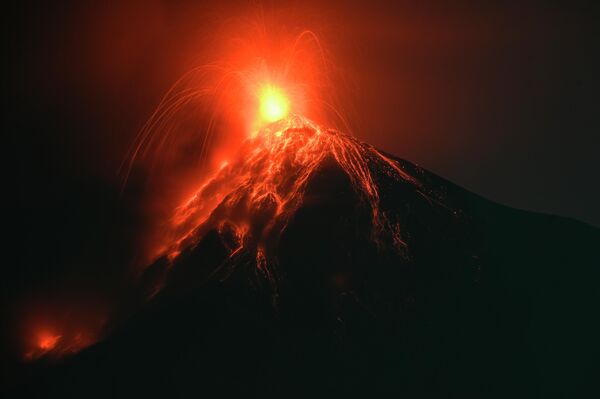 Извержение вулкана Фуэго в департаменте Сакатепекес, в 65 километрах к юго-западу от Гватемалы - Sputnik Кыргызстан