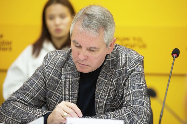 Сергиенко Владимир Владимирович — писатель, политолог - Sputnik Кыргызстан