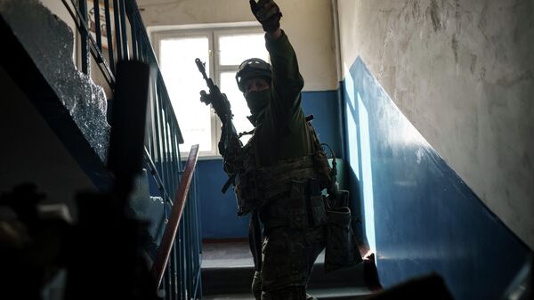 Сотрудник Службы безопасности Украины во время операции по задержанию подозреваемых в сотрудничестве с Россией. Архивное фото - Sputnik Кыргызстан