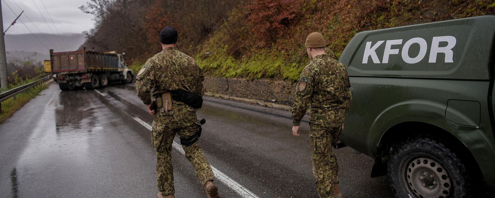 Солдаты НАТО осматривают дорожную баррикаду возведенную сербами возле города Зубин-Поток в Косово - Sputnik Кыргызстан, 1920, 12.12.2022