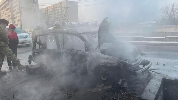 Сотрудники МЧС во время тушения автомобиля, загоревшегося на пересечении улиц Ахунбаева - Малдыбаева в Бишкеке - Sputnik Кыргызстан