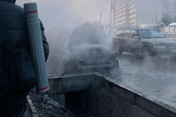 В Бишкеке на обочине дороги сгорел автомобиль - Sputnik Кыргызстан