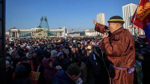 Участники митинга против коррупции в угольной промышленности и стремительного роста инфляции на площади Улан-Батора, Монголия - Sputnik Кыргызстан
