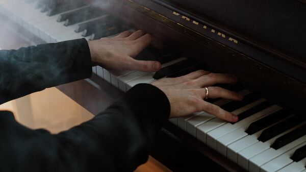 Мужчина играет на фортепиано. Иллюстративное фото - Sputnik Кыргызстан