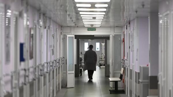 Врач идет по коридору клиники. Архивное фото  - Sputnik Кыргызстан