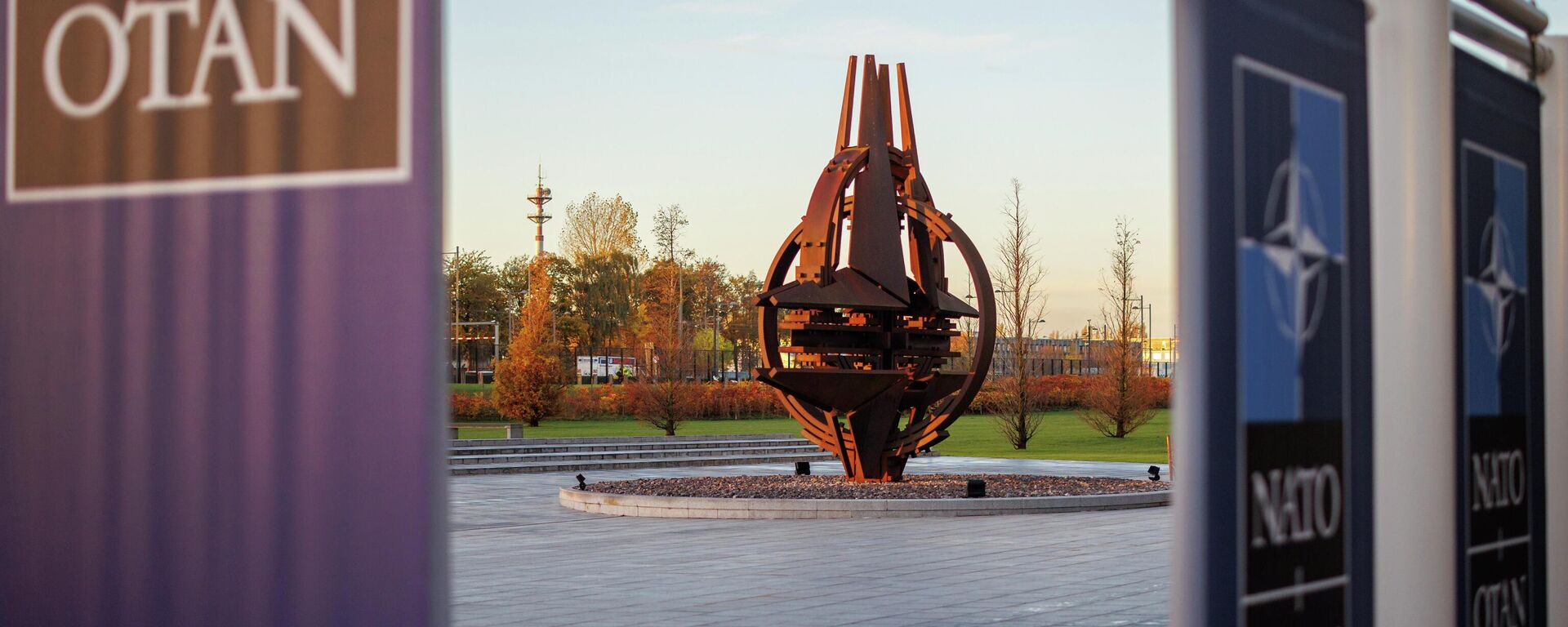 НАТОнун Брюсселдеги штаб-квартирасындагы скульптура - Sputnik Кыргызстан, 1920, 14.12.2022