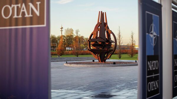 НАТОнун Брюсселдеги штаб-квартирасына жакын жердеги скульптура. Архив - Sputnik Кыргызстан