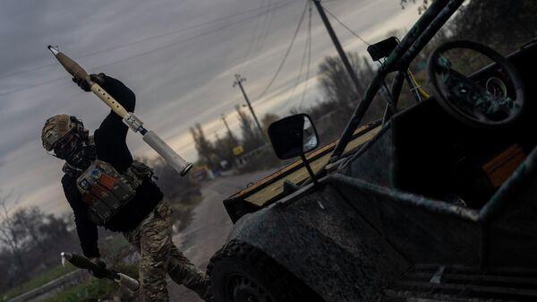 Украинский военнослужащий заряжает противотанковый гранатомет СПГ-9 на линии соприкосновения под Херсоном. Архивное фото - Sputnik Кыргызстан