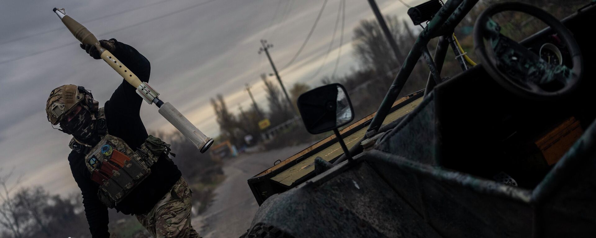 Украинский военнослужащий заряжает противотанковый гранатомет СПГ-9 на линии соприкосновения под Херсоном. Архивное фото - Sputnik Кыргызстан, 1920, 14.12.2022