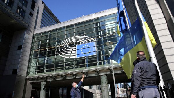 Украинский флаг поднят у штаб-квартиры Европейского парламента в Брюсселе. Архивное фото - Sputnik Кыргызстан