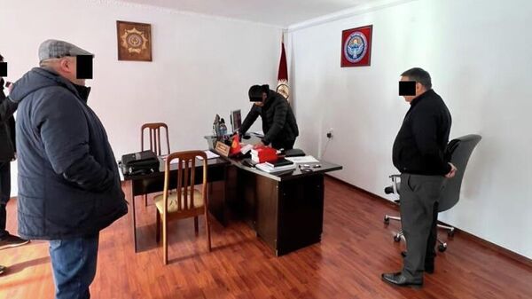 Задержание прокурора, адвоката и аудитора со взяткой в Джалал-Абаде - Sputnik Кыргызстан