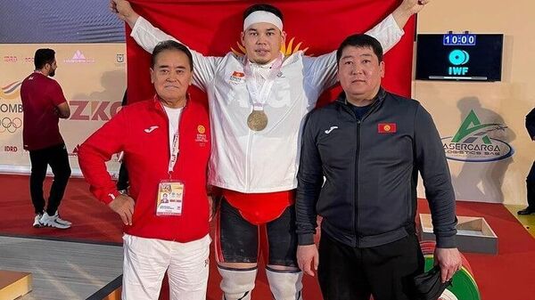 Кыргызстанец Бекдоолот Расулбеков (в центре) завоевавший малую бронзу Чемпионата мира по тяжелой атлетике - Sputnik Кыргызстан