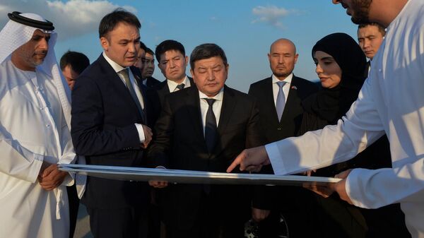 Глава кабинета министров Акылбек Жапаров во время торжественной церемонии подписания соглашений с крупнейшими компаниями AD Ports Group и Maqta Gateway в ОАЭ - Sputnik Кыргызстан