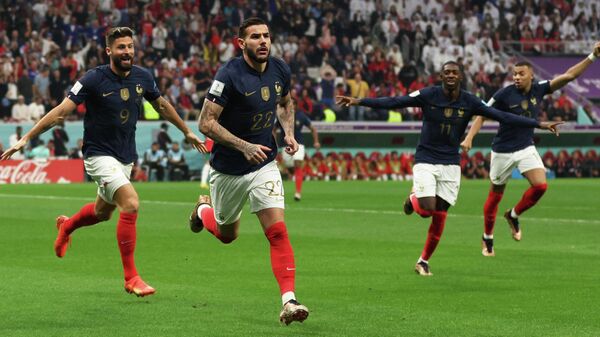 Французские футболисты празднуют забитый гол в ворота Марокко время полуфинального матча чемпионата мира по футболу 2022 года в Катаре - Sputnik Кыргызстан