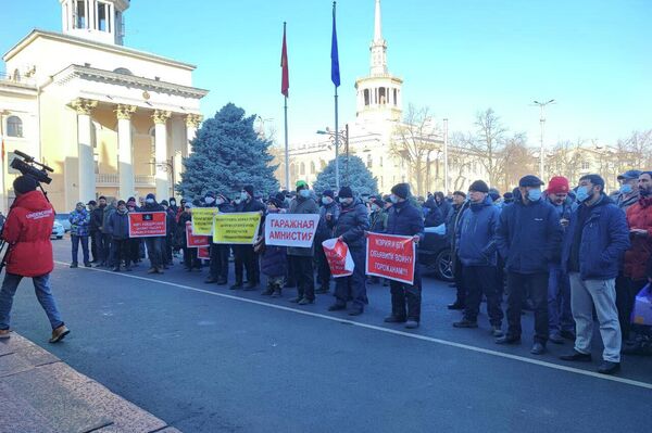 По словам очевидцев, на акцию прошло более ста человек - Sputnik Кыргызстан