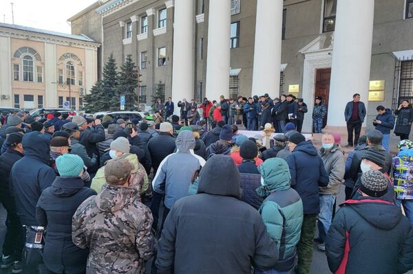 Члены гаражных кооперативов Бишкека вышли на митинг к зданию столичной мэрии - Sputnik Кыргызстан