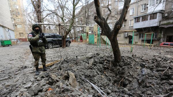Представитель СК РФ фиксирует разрушения на улице Постышева в Ворошиловском районе Донецка после обстрела со стороны ВСУ - Sputnik Кыргызстан