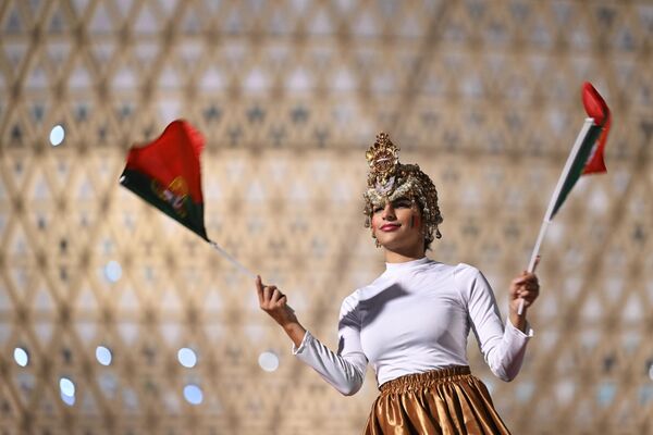 Девушка с национальными флагами Португалии - Sputnik Кыргызстан