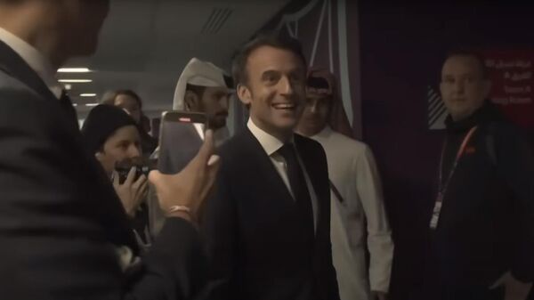 Франция вышла в финал ЧМ — Макрон праздновал с футболистами. Видео - Sputnik Кыргызстан