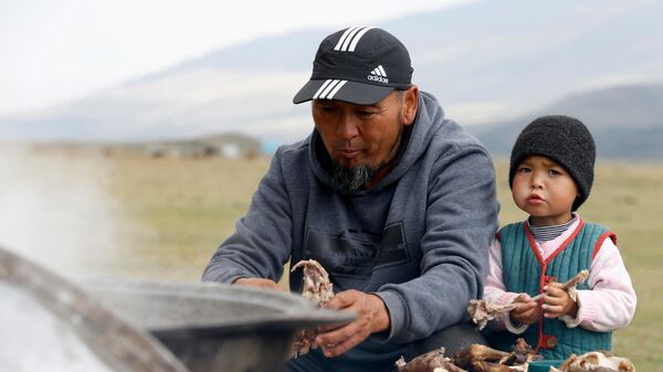 Отец с дочерью варят мясо в Суусамыре. Архивное фото - Sputnik Кыргызстан