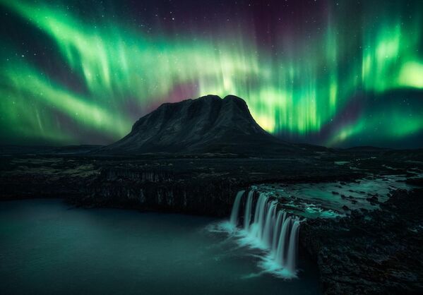 Эта фотография тоже снята в Исландии. Яннес Краузе назвал ее &quot;Свет над Керлаугаром&quot;. - Sputnik Кыргызстан