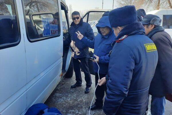 Борбор калаа менен Чүй облусунда абаны булгаган автобустар менен кичи автобустар текшерилет - Sputnik Кыргызстан