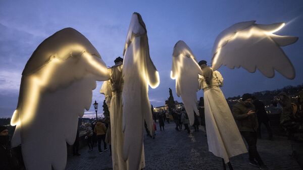 Артисты в костюмах принимают участие в рождественском параде ангелов в Праге - Sputnik Кыргызстан