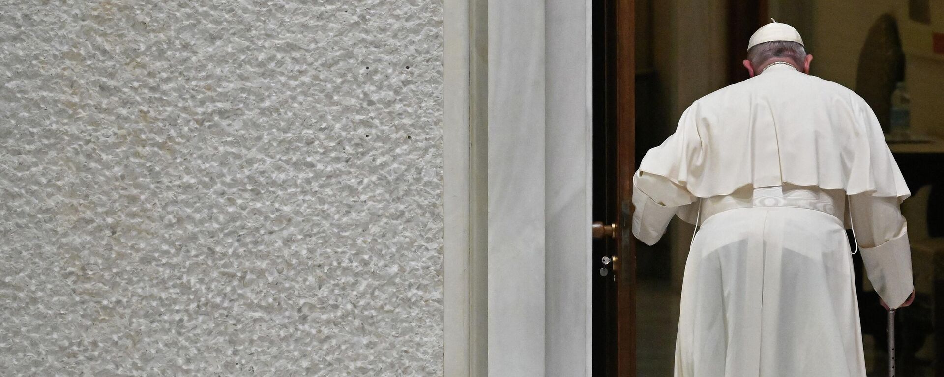 Папа Франциск уходит по окончании аудиенции в Ватикане. Архивное фото - Sputnik Кыргызстан, 1920, 16.12.2022