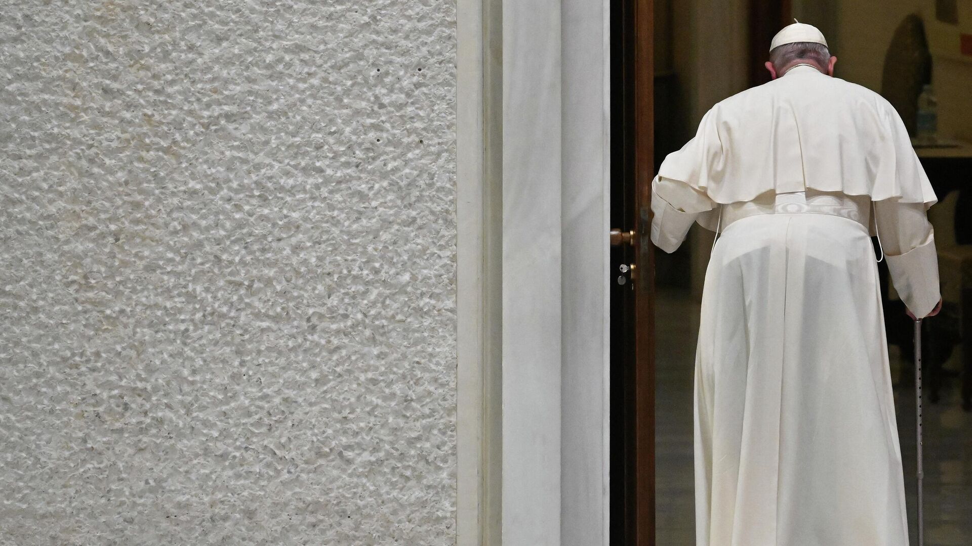 Папа Франциск уходит по окончании аудиенции в Ватикане. Архивное фото - Sputnik Кыргызстан, 1920, 16.12.2022