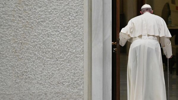 Папа Франциск уходит по окончании аудиенции в Ватикане. Архивное фото - Sputnik Кыргызстан