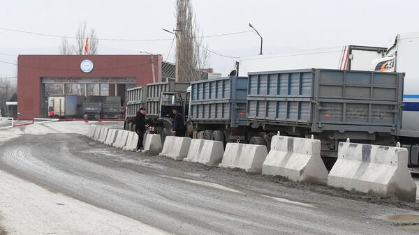 Пункт пропуска Ак-Тилек автодорожный на границе с Казахстаном. Архивное фото - Sputnik Кыргызстан