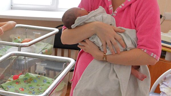 Женщина с новорожденным ребенком на руках. Архивное фото - Sputnik Кыргызстан