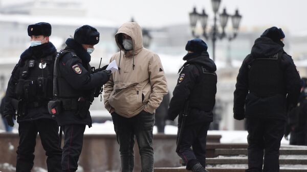 Москвада көчөдө бараткан адамдын документтерин текшерип жаткан полиция кызматкерлери. Архив - Sputnik Кыргызстан