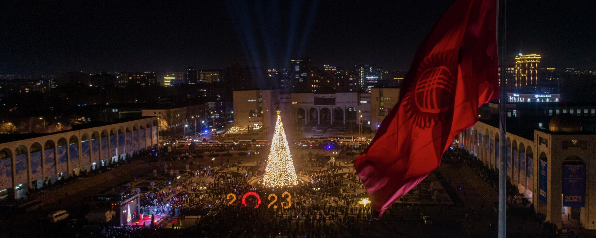 Главная новогодняя елка Кыргызстана на центральной площади Ала-Тоо в Бишкеке - Sputnik Кыргызстан, 1920, 30.12.2022