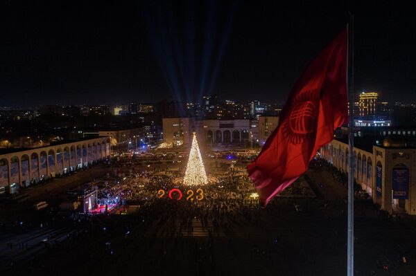 В Бишкеке на центральной площади Ала-Тоо зажгли главную новогоднюю елку Кыргызстана - Sputnik Кыргызстан
