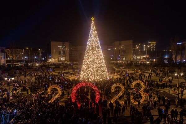 В этом году елку установили посреди центрального фонтана на площади Ала-Тоо, а не возле памятника Манасу - Sputnik Кыргызстан