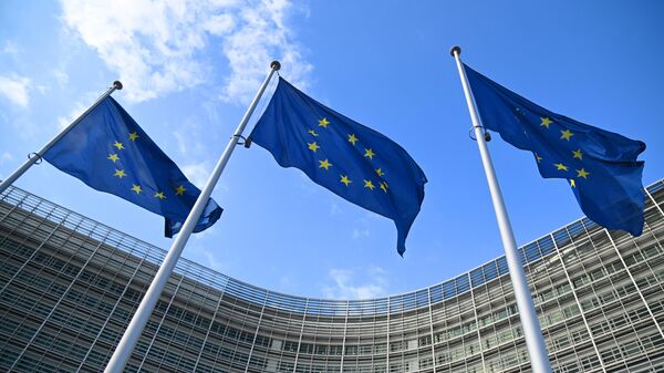 Флаги с символикой Евросоюза у здания Еврокомиссии в Брюсселе. Архивное фото - Sputnik Кыргызстан