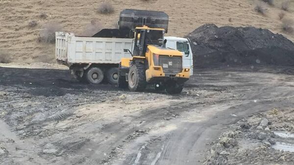 Незаконная добыча угля в Аксыйском районе - Sputnik Кыргызстан