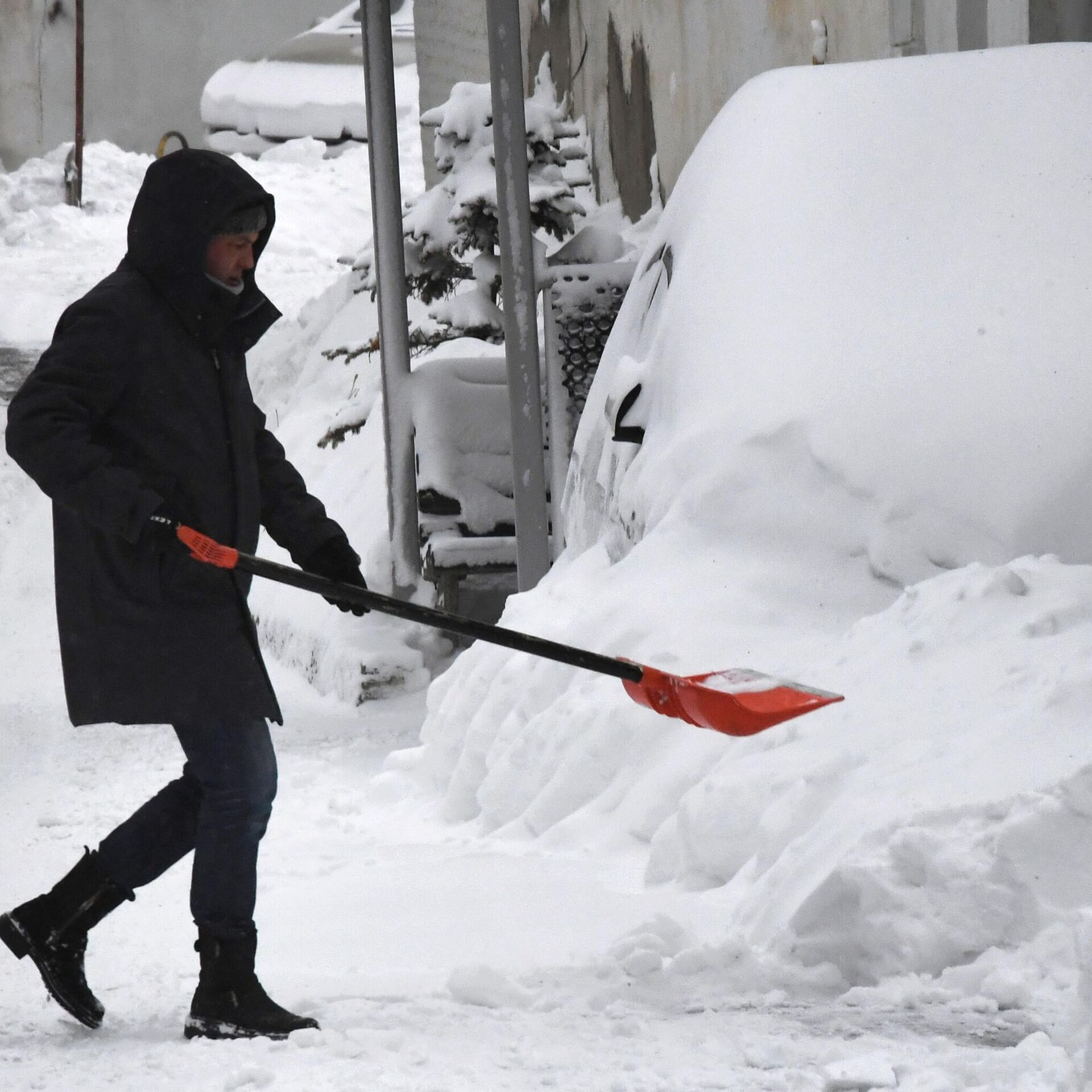 Москва чистят снег. Уборка снега. Лопата для уборки снега. Очистка снега. Чистить снег.