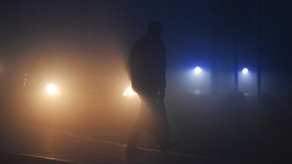 Силуэт человека, который идет по улице в туманную погоду. Архивное фото  - Sputnik Кыргызстан