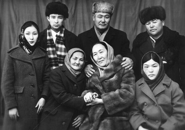 Дыйкандын кызы ата-энесинин каршылыгына карабай 10 жашынан тарта эле театрга аралашкан - Sputnik Кыргызстан