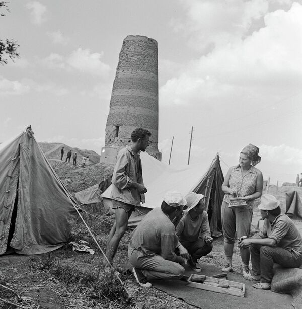 Чүй облусундагы Бурананын жанында кызуу иштеген археологдордун лагери. 1970-жыл - Sputnik Кыргызстан